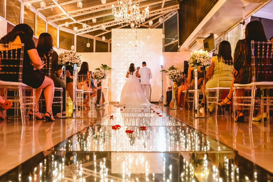 Casal de noivos na cerimônia no Glass Palace Festas & Eventos