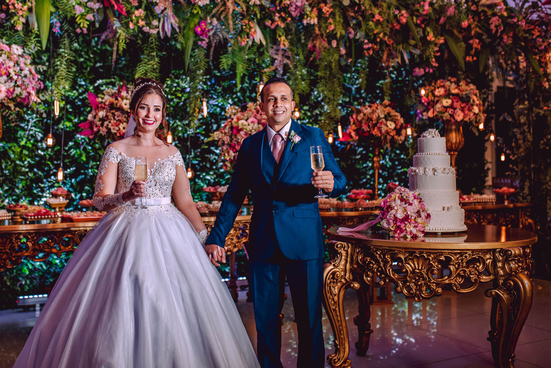 Casal recém casado com taça nas mãos em festa de casamento do Glass Palace Festas & Eventos